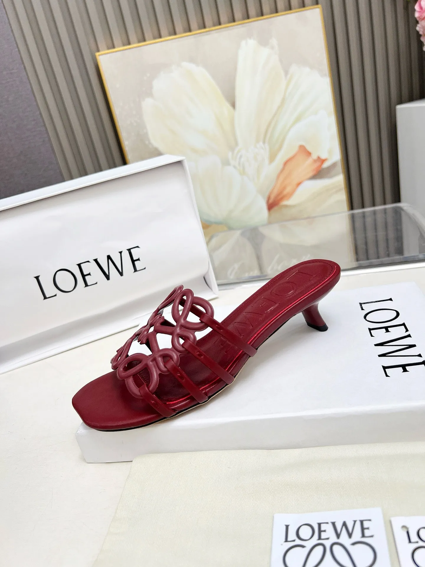 👟👟Ex-factory price 500👟👟 LOEWE 2025 SS summer limited edition hollow slippers, it is a very comprehensive noble fashion brand, highly recommended to all little fairies.   1⃣️Material: Imported cowhide 2⃣️Inner lining: Imported Italian lambskin, super soft and delicate 3⃣️Outsole: Imported Italian original original color genuine leather outsole Heel height 4.5 4⃣️Code number: 35 to 39 (40.41.42.43. Customized)